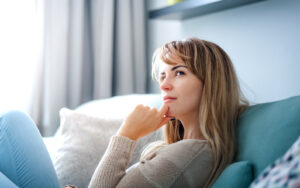 mujer pensando en cirugia facial